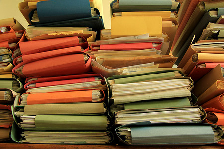 一堆文件摄影照片_堆积的办公室文件：办公室里的一堆文件