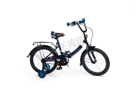 经典名著摄影照片_带辅助轮的儿童自行车，隔离在白色
