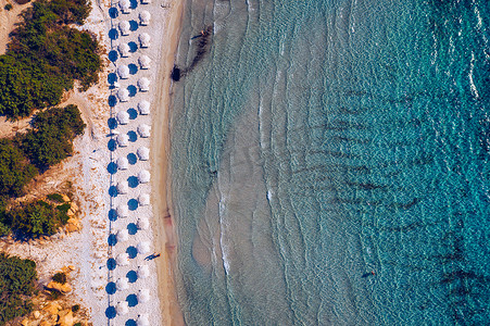 意大利撒丁岛（撒丁岛）维拉西缪斯的沙滩和大海全景，海水蔚蓝。