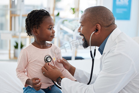 儿童医生、听诊器和咨询医院工作人员提供医疗帮助、保险检查或肺部检查。