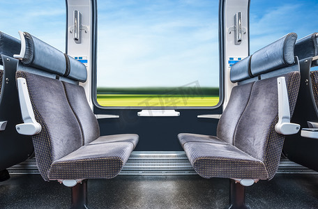 高速现代火车内部靠窗座位