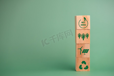 经营理念摄影照片_净零绿色技术创新生态碳可再生能源经营理念与木立方块。