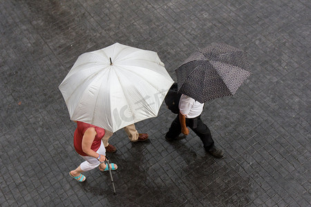 下雨了摄影照片_人们在雨天行走