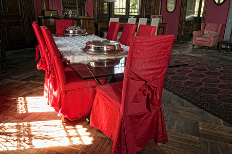 婚礼红色大气红色摄影照片_城堡里的气氛