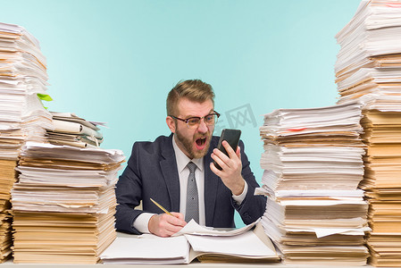 企业高管在电话里发誓，因为在办公室工作做得不好，还有成堆的文书工作，他的工作负担过重