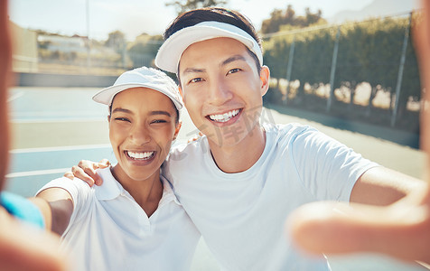 自拍、网球和法庭运动，人们在社交媒体上拍摄快乐、微笑和有趣的照片。