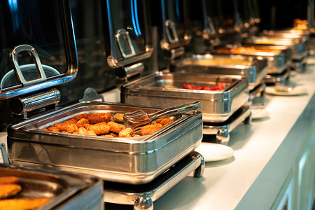 酒店预订喜宴海报摄影照片_酒店餐厅提供带土豆条的加热自助餐盒早餐
