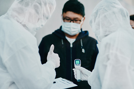 病毒检测后，医护人员对年轻人进行了阴性的新冠病毒检测并竖起大拇指。