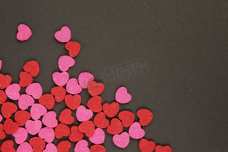 心爱图案摄影照片_红粉色的心抽象背景，黑色纹理 — 情人节快乐 — 心爱图案