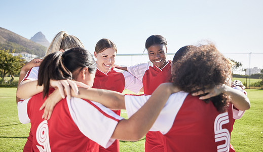 女子足球、足球或团队在运动场上挤在一起寻求支持、动力或庆祝圈。