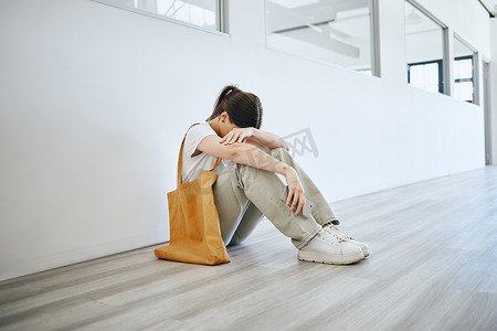 抑郁、压力和女人躺在办公室的地板上，沮丧并遭受心理健康问题的困扰。