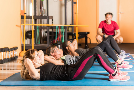 女运动员在健身房进行腹肌锻炼的侧视图