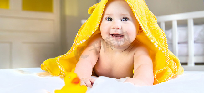 宝宝穿棉衣服摄影照片_宝宝用毛巾洗澡后。