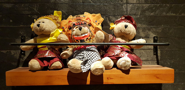一群毛茸茸的毛绒熊玩具，穿着各种衣服，泰迪熊毛绒动物