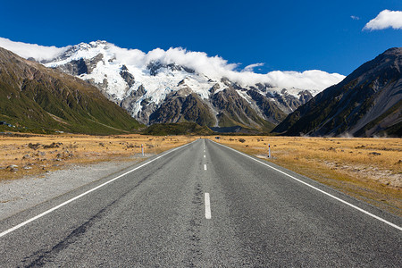 通往新西兰奥拉基库克山国家公园的道路