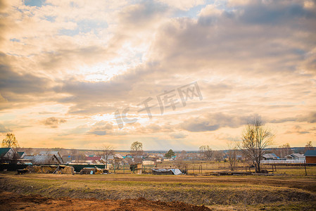 日落时的俄罗斯乡村景观