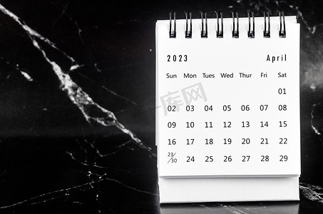 2023 年 4 月 2023 年月度台历，黑色大理石背景。