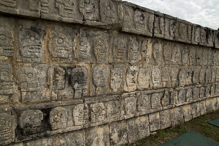 雕刻头骨墙，墨西哥