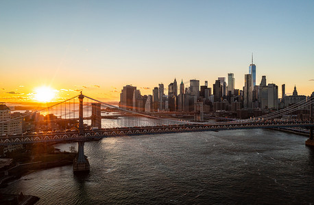 曼哈顿大桥和曼哈顿摩天大楼在夕阳下的惊人浪漫镜头。