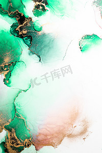 绿色水彩水墨摄影照片_纸上大理石液体水墨艺术画的绿色金色抽象背景。