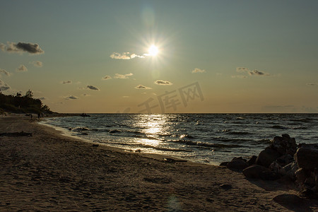 日落时间的波罗的海白色沙滩