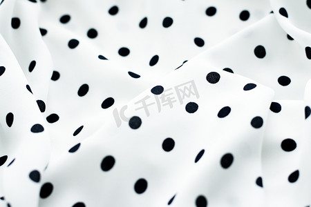 经典圆点纺织背景纹理，白色奢华面料设计图案上的黑点