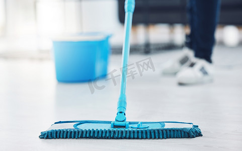 特种产品摄影照片_妇女、地板拖把和清洁家政产品，用于家庭清洁剂的卫生细菌维护。