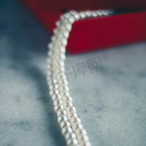 精美的钻石摄影照片_红色礼品盒中的精美珍珠，奢华礼物 - 适合她风格概念的珠宝和奢华礼物