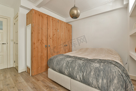 宽敞明亮的卧室配有大木衣柜