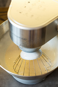 在食品加工机中搅拌奶油作为甜点。