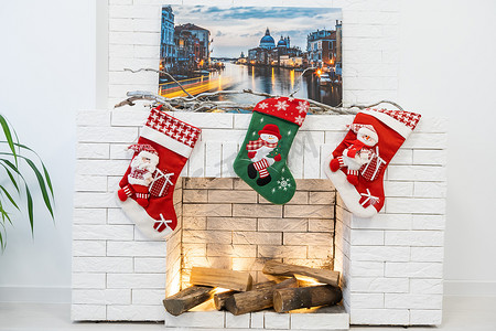 房子里的壁炉上方挂着圣诞老人礼物的圣诞袜。