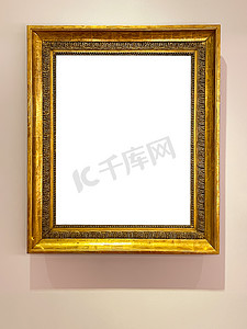 拍卖行或博物馆展览墙上的古董金色艺术博览会画廊框架，空白模板，带有空白复制空间，用于模型设计、艺术品