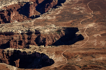 美国国家公园摄影照片_美国犹他州摩押附近峡谷地天空岛的土路