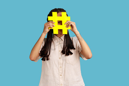 女博主或 SMM 经理将脸隐藏在标签标志后面，教如何在网站上标记主题。