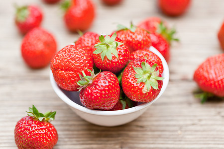 新鲜美味的甜草莓宏观特写花园户外