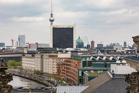 从德国国会大厦到亚历山大广场附近的施普雷河和电视塔，欣赏德国柏林的城市景观