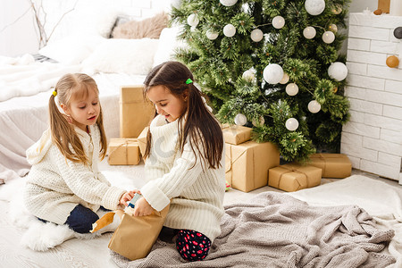 两个小女孩在圣诞节早晨分享惊喜