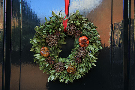 圣诞花环摄影照片_门上有装饰的经典圣诞花环