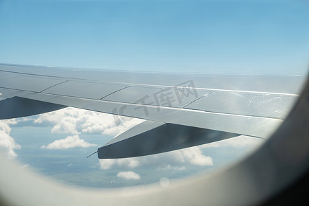 飞机机翼摄影照片_飞机机翼和云彩天空的视图