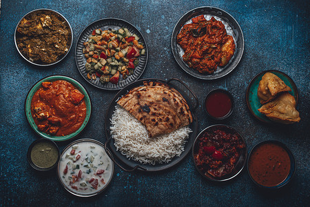 从上面的质朴混凝土桌上享用各种印度民族美食自助餐