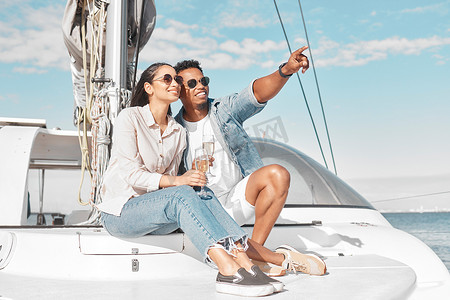 幸福的情侣，在海洋中旅行和游艇，享受可爱的豪华假期假期的夏日浪漫。