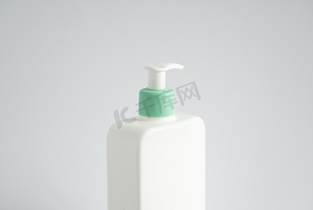 带泵分配器的大白色塑料瓶，作为凝胶、乳液、奶油、洗发水、沐浴泡沫的液体容器，白色背景。