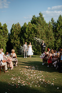 新婚夫妇在林间空地举行婚礼