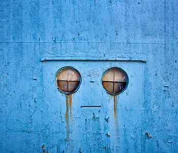 蓝色金属工业墙上的机器人机械脸流泪