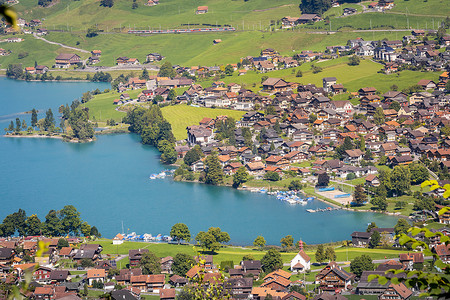 瑞士上瓦尔登州龙根绿松石湖和村庄