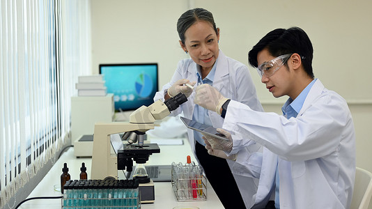 生物技术专家团队在实验室进行实验。