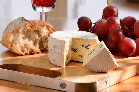 静物画有蓝纹奶酪、葡萄和面包。