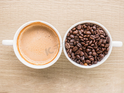一杯拿铁和一杯咖啡豆的顶视图