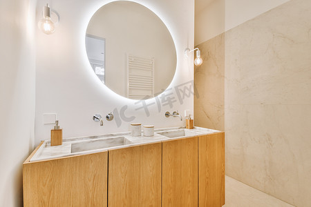 现代浴室里的水槽和镜子
