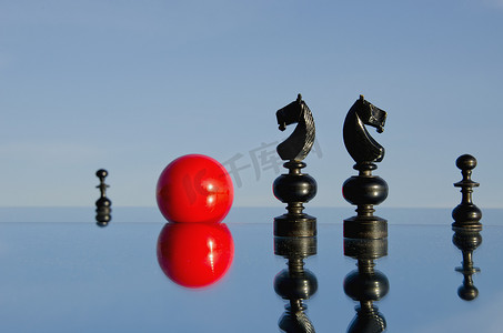 镜子和红球上的黑色棋子